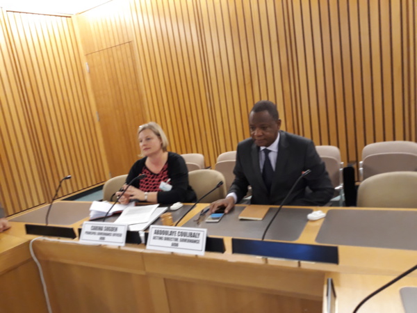 De gauche à droite, Carina Sugden expert principal en gouvernance et Abdoulaye Coulibaly directeur par intérim de la gouvernance à la Banque africaine de développement