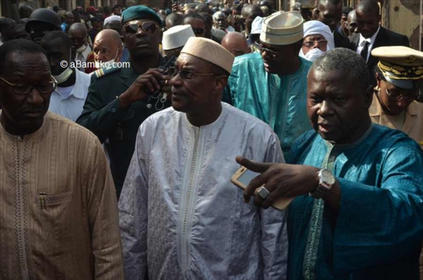 Le Premier ministre Abdoulaye Idrissa Maiga  en visite au marché rose de Bamako pour constater l’ampleur des dégâts