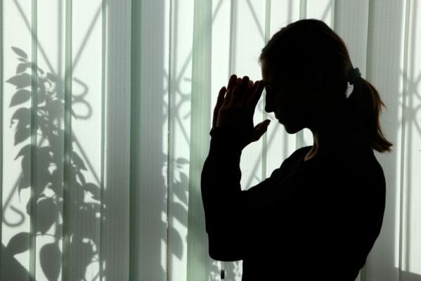 Une jeune fille de 18 ans attirée à Almaty, au Kazakhstan, pour travailler comme femme de ménage mais obligée de devenir travailleuse du sexe. Photo UNICEF/UN045727/Pirozzi Une jeune fille de 18 ans attirée à Almaty, au Kazakhstan, pour travailler comme femme de ménage mais obligée de devenir travailleuse du sexe. Photo UNICEF/UN045727/Pirozzi