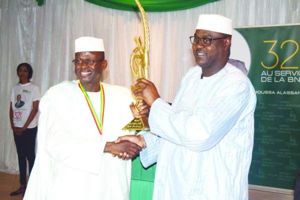 DEPART A LA RETRAITE : L’ex PDG de la BNDA, Moussa Alassane Diallo fêté par ses anciens collaborateurs DEPART A LA RETRAITE : L’ex PDG de la BNDA, Moussa Alassane Diallo fêté par ses anciens collaborateurs