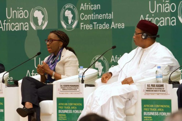 A gauche, Vera Songwe, Secrétaire exécutive de la CEA A gauche, Vera Songwe, Secrétaire exécutive de la CEA