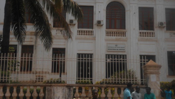 Emission simultanée de bons et obligations Assimilables du Trésor : 10747  millions de francs CFA dans les coffres du trésor de Guinée Bissau Emission simultanée de bons et obligations Assimilables du Trésor : 10747  millions de francs CFA dans les coffres du trésor de Guinée Bissau