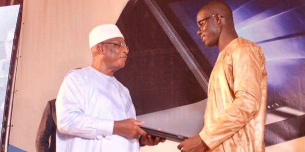 Education : Remise de 13 000 tablettes-PC aux étudiants Education : Remise de 13 000 tablettes-PC aux étudiants