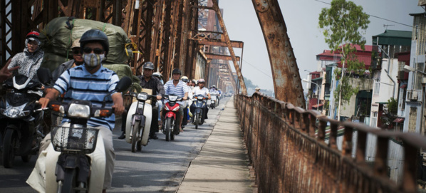 Photo : ONU/Kibae Une file de motos traverse le pont Long Bien sur la rivière Rouge à Hanoi, au Viet Nam. La moitié de la population mondiale vit en milieu urbain
