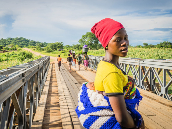 PAM/Badre Bahaji Au Malawi, une femme et son nourrisson traverse un pont pour se rendre au centre de santé Lugola à Chikulo. le pont a été construit grâce à un financement du Programme alimentaire mondial des Nations Unies (PAM)