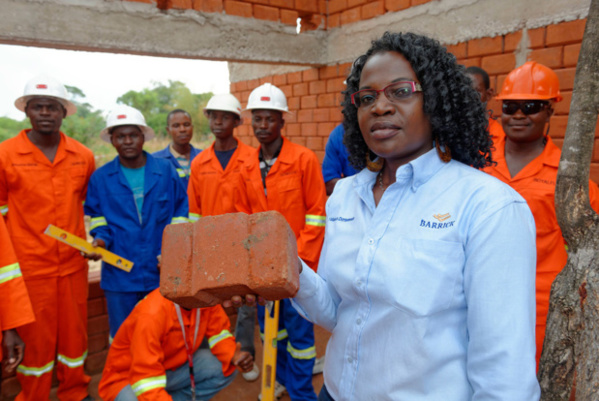 Photo : OIT/Marcel Crozet Winnie Kakunta est responsable du développement des PME au service des relations communautaires de Barrick Lumwana Mining. L'entreprise s'est associée au Zambia Green Jobs Programme dirigé par l'OIT pour construire des logements avec des matériaux locaux Photo : OIT/Marcel Crozet Winnie Kakunta est responsable du développement des PME au service des relations communautaires de Barrick Lumwana Mining. L'entreprise s'est associée au Zambia Green Jobs Programme dirigé par l'OIT pour construire des logements avec des matériaux locaux