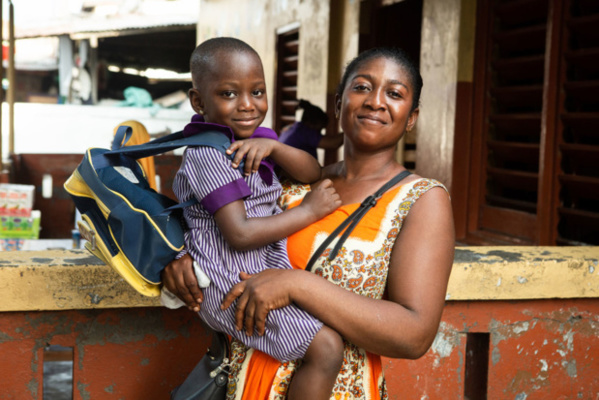 ONU Femmes/Ruth McDowall Les femmes du marché de Makola à Accra, au Ghana, bénéficient de services de garde d'enfants. (Décembre 2018)