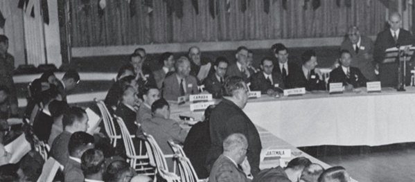 730 délégués représentant les 44 nations alliées ont assisté à la conférence de Bretton Woods. Henry Morgenthau Jr., président de la conférence, s'adresse aux délégués. Photo: © Bettmann / Getty Images 730 délégués représentant les 44 nations alliées ont assisté à la conférence de Bretton Woods. Henry Morgenthau Jr., président de la conférence, s'adresse aux délégués. Photo: © Bettmann / Getty Images