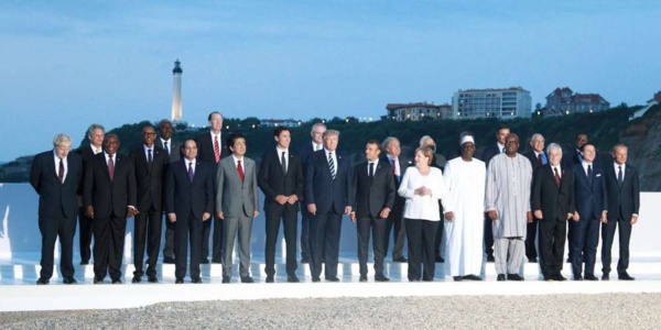 Les différents chefs d'État et leurs épouses ont posé pour une photo officielle sur la plage. CHOPIN JEAN DANIEL / SO
