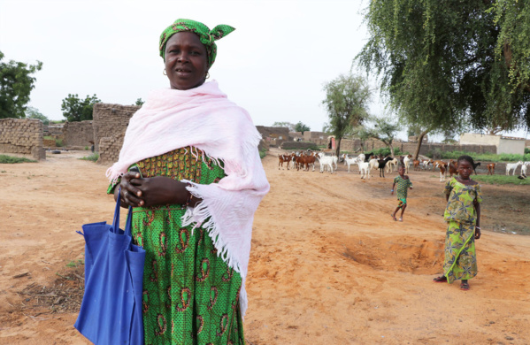OCHA/Eve Sabbagh Awa, une bénéficiaire d'un programme financé par le CERF au Burkina Faso, aide à former des femmes à la garde d'enfants et à la nutrition OCHA/Eve Sabbagh Awa, une bénéficiaire d'un programme financé par le CERF au Burkina Faso, aide à former des femmes à la garde d'enfants et à la nutrition