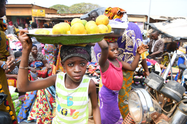 © UNICEF/Frank Dejongh Des enfants travaillant dans un marché à Korhogo, dans le nord-ouest de la Côte d'Ivoire (photo d'archives).