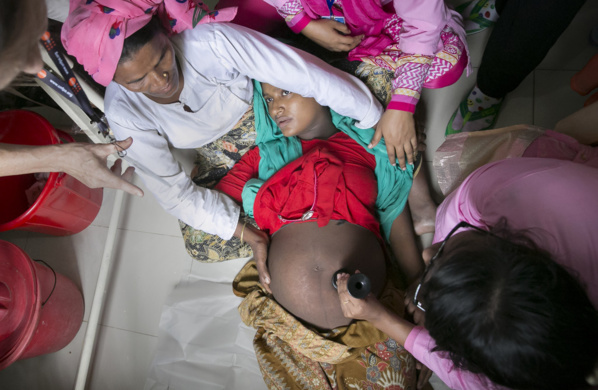 UNFPA Bangladesh/Allison Joyce Des agents de santé aident une femme enceinte au centre de maternité du camp de réfugiés de Nayapara, à Cox’s Bazar, au Bangladesh