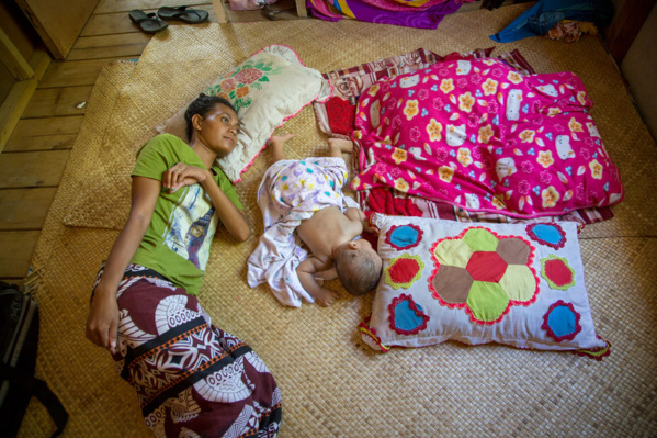 PNUD Tuvalu/Aurélia Rusek Une patiente âgée de 25 ans atteinte de tuberculose est traitée chez elle à Funafuti, l'île principale de Tuvalu, dans le Pacifique.