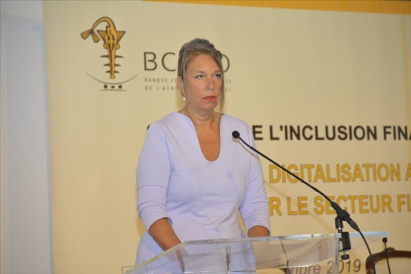 Risques liés à la digitalisation des services financiers : L’ambassadrice de Suisse appelle à la protection des consommateurs