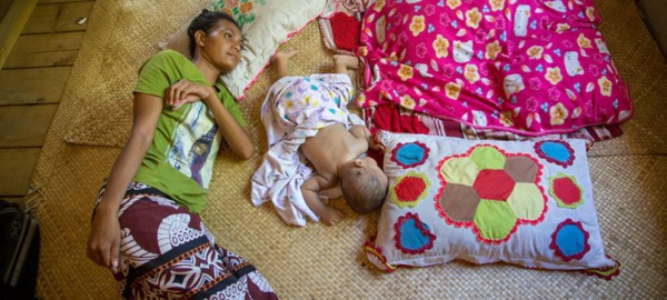 PNUD Tuvalu/Aurélia Rusek Une patiente âgée de 25 ans atteinte de tuberculose est traitée chez elle à Funafuti, l'île principale de Tuvalu, dans le Pacifique PNUD Tuvalu/Aurélia Rusek Une patiente âgée de 25 ans atteinte de tuberculose est traitée chez elle à Funafuti, l'île principale de Tuvalu, dans le Pacifique
