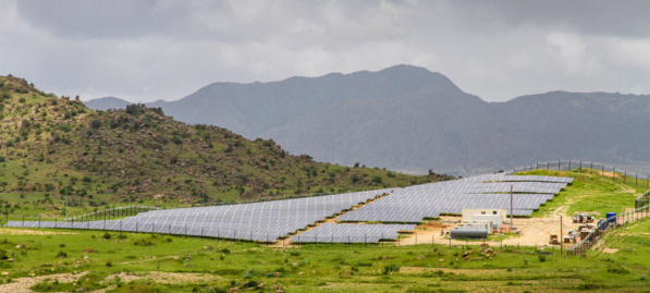 PNUD Érythrée/Elizabeth Mwaniki Un système de mini-réseau solaire en Érythrée alimente deux villes rurales et les villages environnants.
