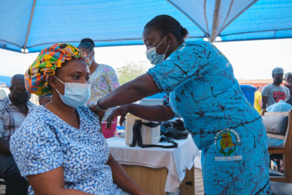 @UNICEF/Apagnawen Annankra Une femme est vaccinée contre la Covid-19 dans un hôpital à Kumasi, au Ghana. @UNICEF/Apagnawen Annankra Une femme est vaccinée contre la Covid-19 dans un hôpital à Kumasi, au Ghana.