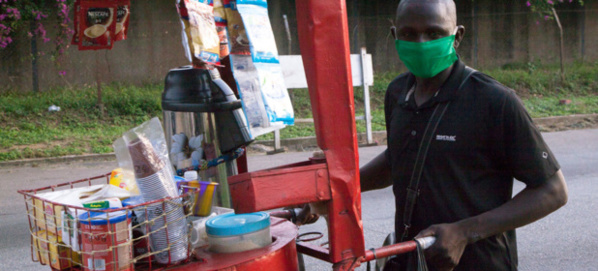 OIT/Jennifer A. Patterson Un vendeur ambulant vend du thé et du café dans sa charrette à Abidjan, en Côte d’Ivoire, pendant la pandémie du COVID-19. OIT/Jennifer A. Patterson Un vendeur ambulant vend du thé et du café dans sa charrette à Abidjan, en Côte d’Ivoire, pendant la pandémie du COVID-19.