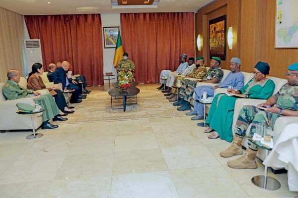 Coopération entre l’Algérie et le Mali : le Président de la Transition a accueilli le nouveau Ministre algérien des Affaires étrangères