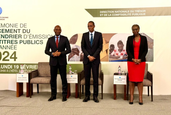 De gauche à droite Siaka Samake Directeur National du Trésor et de la Comptabilité publique, Alousseni Sanou Ministre de l'Economie et des Finances et Oulimata Ndiaye DIasse directrice de Umoatitres De gauche à droite Siaka Samake Directeur National du Trésor et de la Comptabilité publique, Alousseni Sanou Ministre de l'Economie et des Finances et Oulimata Ndiaye DIasse directrice de Umoatitres