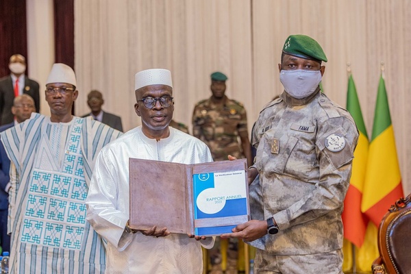 Mali : Le rapport 2023 du vérificateur général remis au Président de la Transition Mali : Le rapport 2023 du vérificateur général remis au Président de la Transition