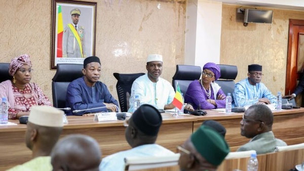 Difficultés d'approvisionnement en hydrocarbures : les syndicats des chauffeurs et conducteurs routiers du Mali réaffirment leur engagement patriotique aux côtés du gouvernement Difficultés d'approvisionnement en hydrocarbures : les syndicats des chauffeurs et conducteurs routiers du Mali réaffirment leur engagement patriotique aux côtés du gouvernement