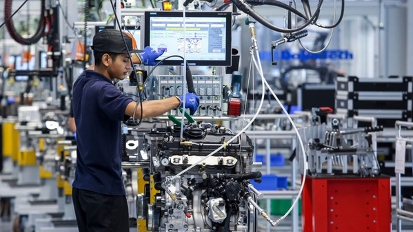 © Shuterstock/Abdul Razak Latif | Travailleurs dans une usine d’assemblage de moteurs à Kedah, Malaisie.