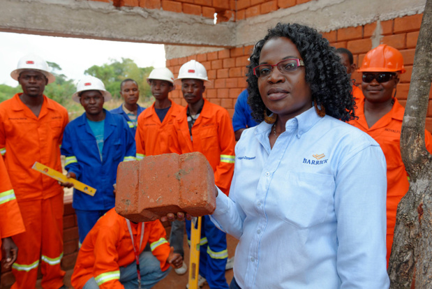 Photo : OIT/Marcel Crozet Winnie Kakunta est responsable du développement des PME au service des relations communautaires de Barrick Lumwana Mining. L'entreprise s'est associée au Zambia Green Jobs Programme dirigé par l'OIT pour construire des logements avec des matériaux locaux