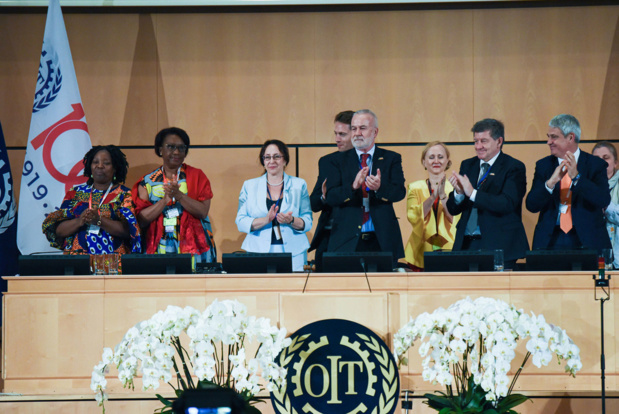 ILO/P. Sanspeur Vote final sur la convention et la recommandation concernant l'élimination de la violence et du harcèlement dans le monde du travail lors de la 108e session de la Conférence internationale du Travail.