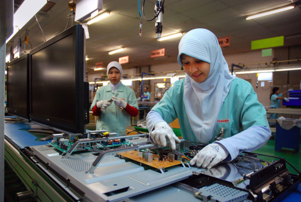 Photo: OIT/Asrian Mirza Ouvrières assemblant des composants électroniques dans un atelier en Indonésie.