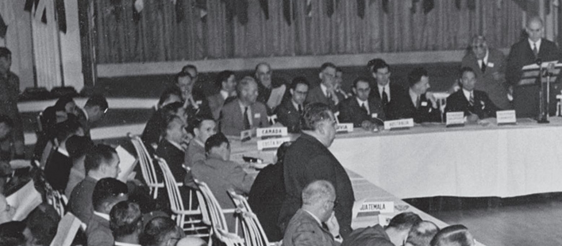 730 délégués représentant les 44 nations alliées ont assisté à la conférence de Bretton Woods. Henry Morgenthau Jr., président de la conférence, s'adresse aux délégués. Photo: © Bettmann / Getty Images