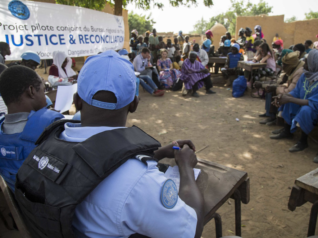 Photo : MINUSMA/Gemma Cortes Des Casques bleus de la Mission des Nations Unies au Mali (MINUSMA) mènent une réunion sur la justice et la réconciliation dans la région de Mopti, dans le centre du Mali.