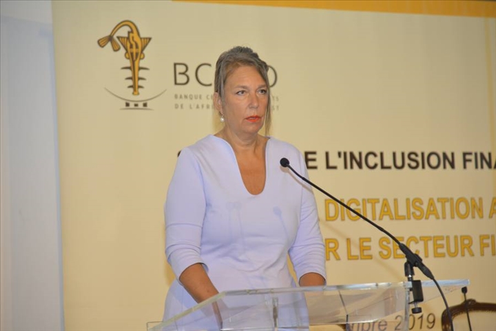 Risques liés à la digitalisation des services financiers : L’ambassadrice de Suisse appelle à la protection des consommateurs