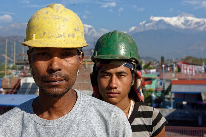 OIT/Marcel Crozet Deux travailleurs sur un chantier de construction à Pokhara, au Népal.