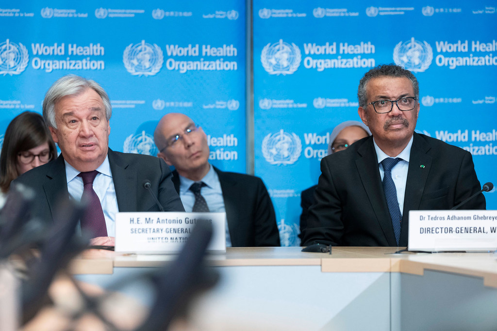 Photo ONU/Jean Marc Ferré Le Secrétaire général de l'ONU, António Guterres (à gauche), et le Directeur général de l'OMS, Dr Tedros Adhanom Ghebreyesus, écoutent un exposé sur le coronavirus à Genève.