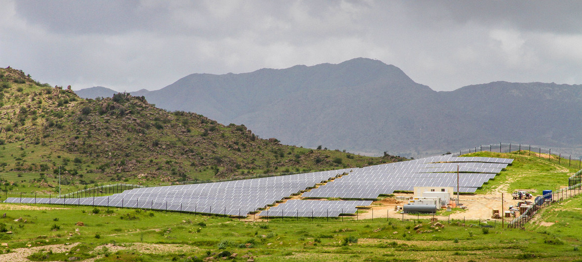PNUD Érythrée/Elizabeth Mwaniki Un système de mini-réseau solaire en Érythrée alimente deux villes rurales et les villages environnants.