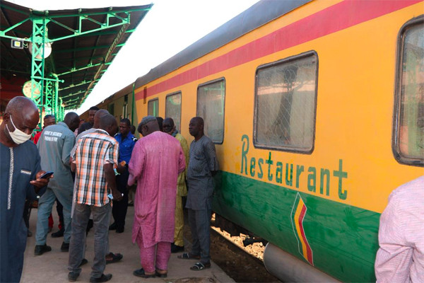 Relance du train voyageur : Le processus sur les rails
